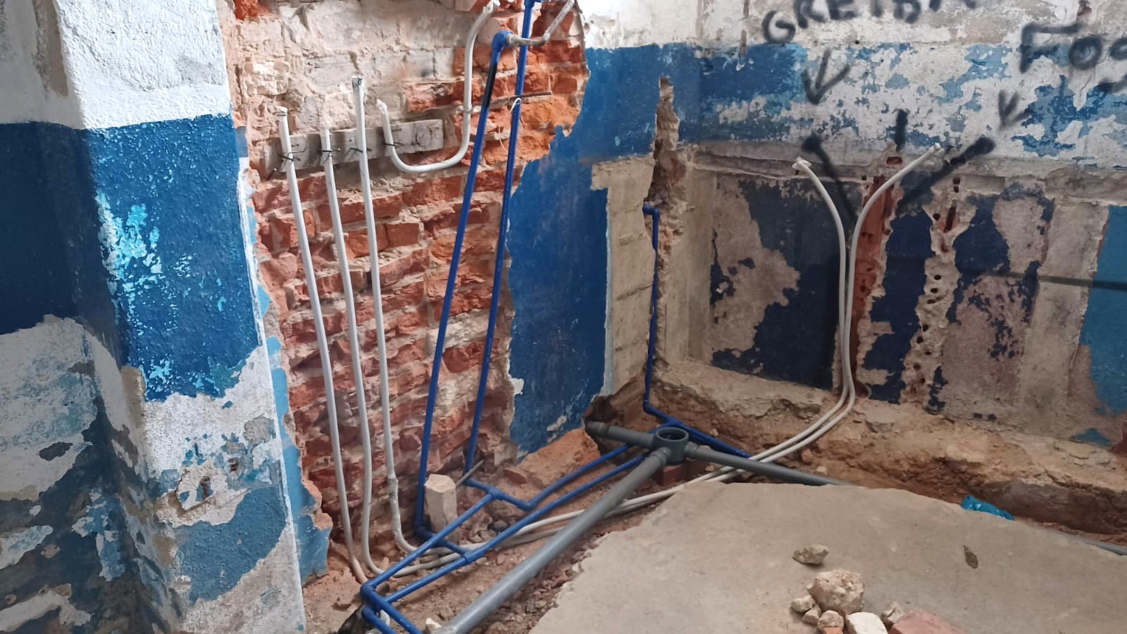 Canalização de água, gás e esgotos em remodelação de cozinha